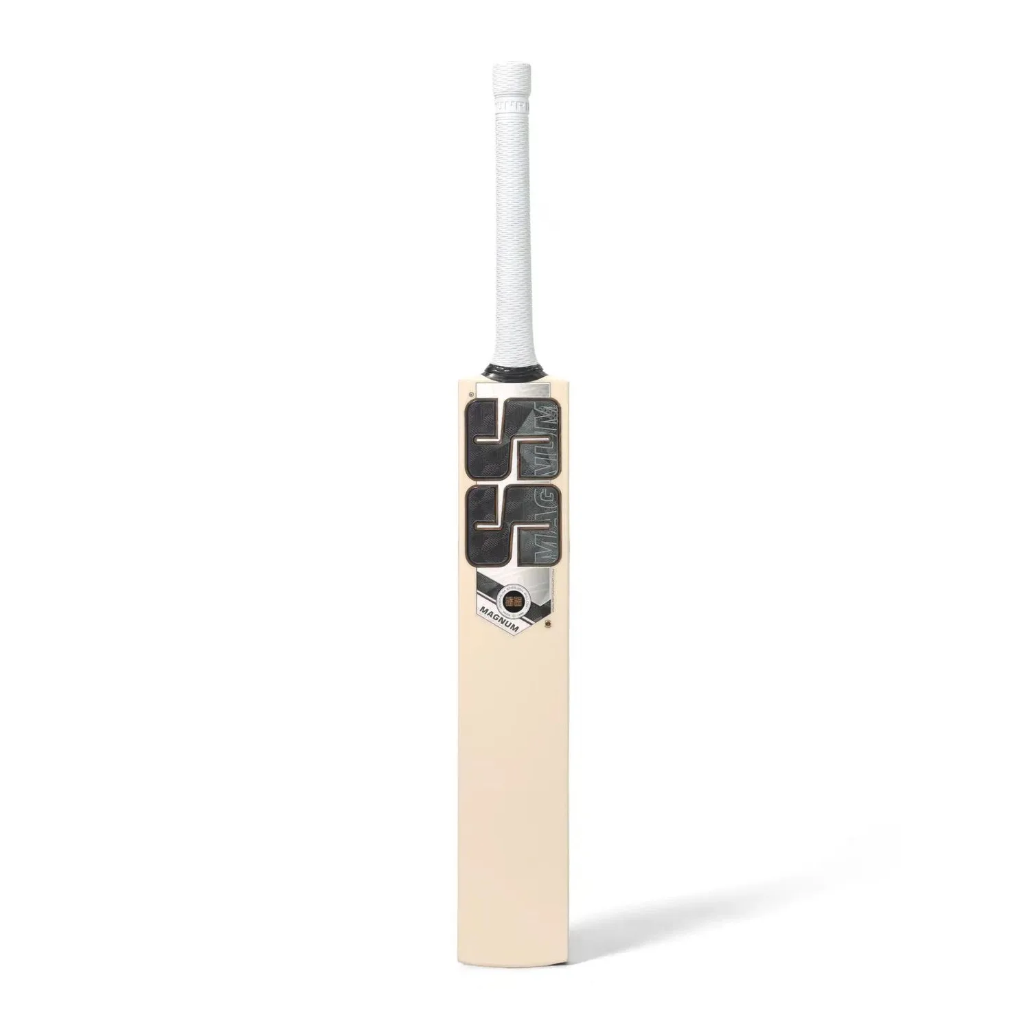 SS Magnum No.5 English willow. cricket. Bats, front view